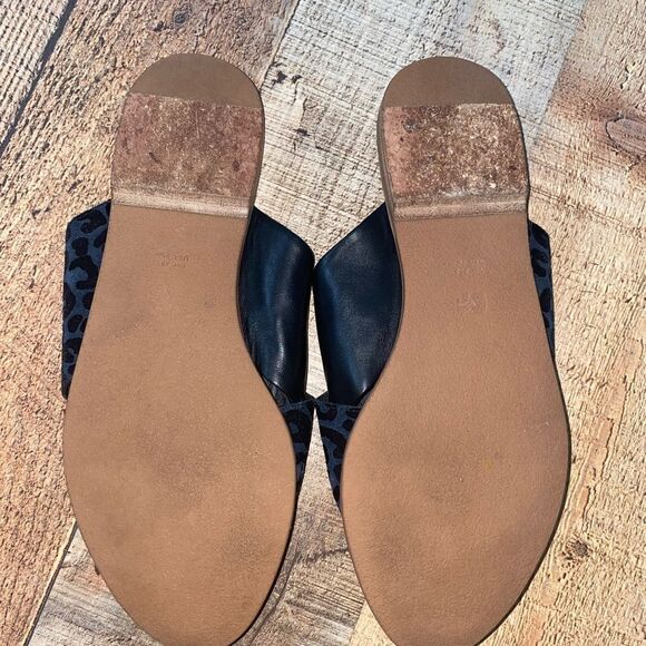 Diane Von Furstenberg
Baile Leopard-Print Suede Sandals - Picture 8 of 13